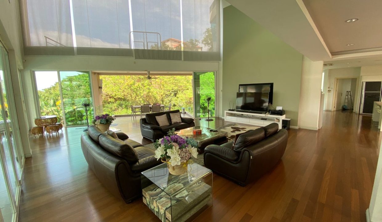 1st floor living room